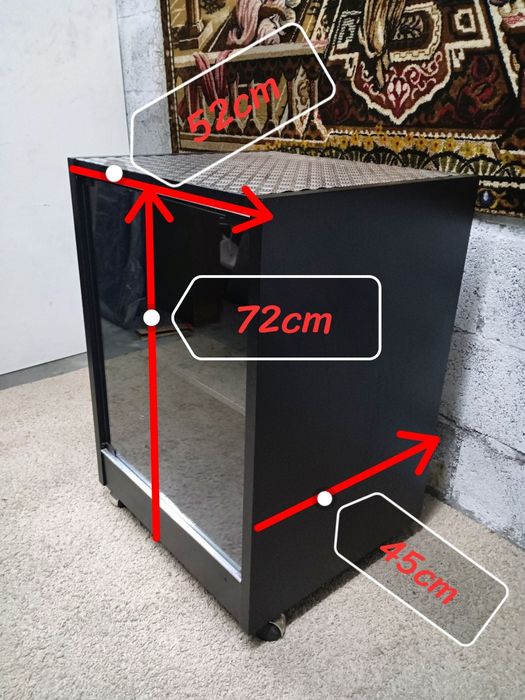 Móvel em madeira com rodas e prateleira, para bar ou aparelhagem.
Medi