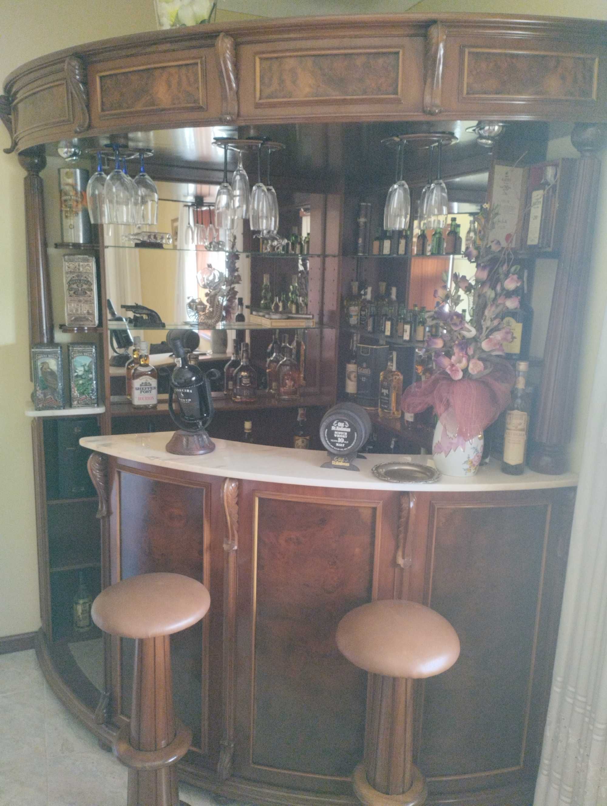 Sofá em pele,bar em madeira e mesa de centro