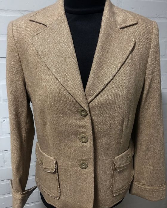 Піджак жіночий напівприталений з відмінним складо, акцентними кишенями