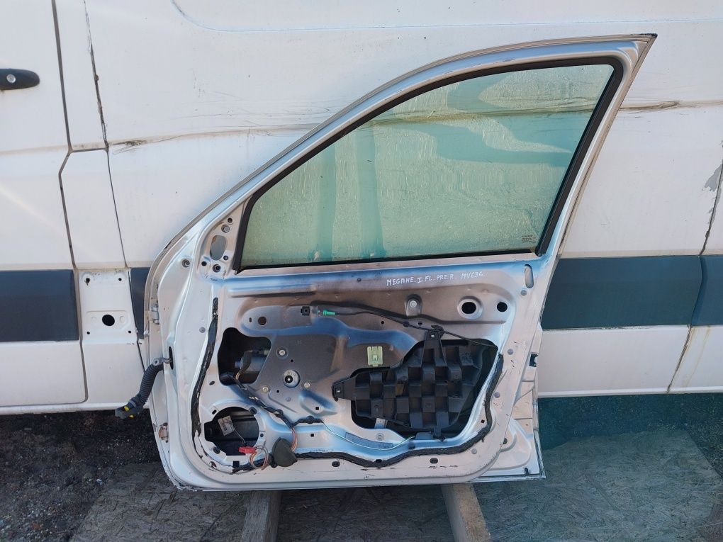 KOMPLETNE Drzwi przód przednie PRAWE Renault Megane I FL 2002rok MV636