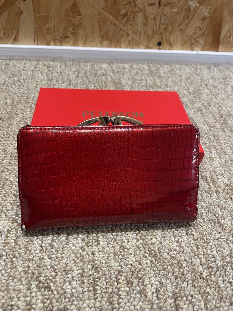 Lakierowany czerwony portfel Peterson