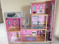 Duży drewniany domek dla lalek Barbie z akcesoriami.