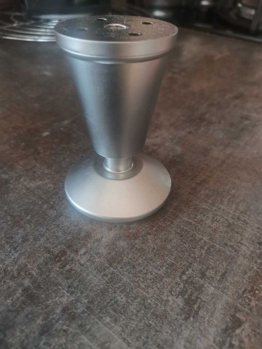 nóżki meblowe - 8 cm z możliwością regulacji.