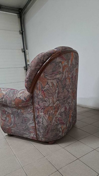 Conjunto - um sofá, duas poltronas e uma mesa de centro - Bom Estado