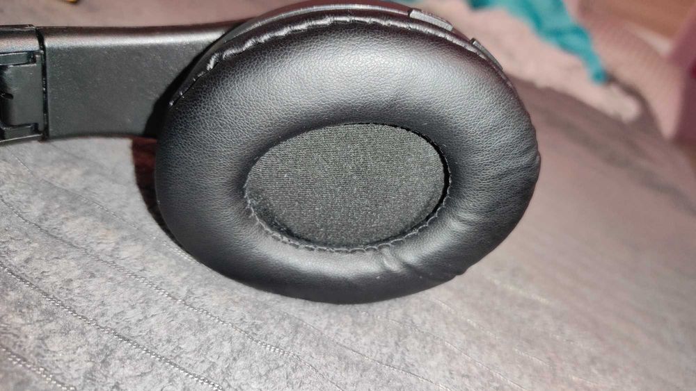 Bezprzewodowe słuchawki nauszne z podświetleniem