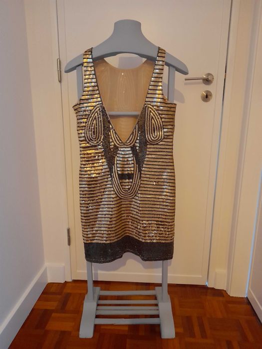 Vestido curto de lantejoulas (Colcci), muito vistoso