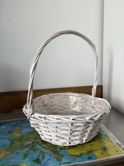 Bialy wiklinowy koszyk idealny na prezent dekoracje lub kwiaty