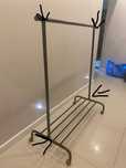 Czarny wieszak Ikea metalowy na ubrania