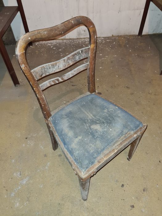 Kolekcjonerskie stare drewniane krzesło widoczne na zdjęciu