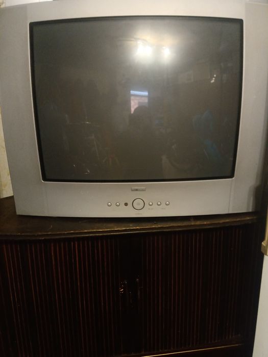 Два телевизора Deweeo ,CUTRONIC. Подставки под телевизор.