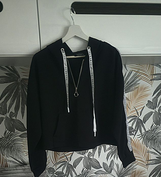 Czarny dres z lampasami, marki Fasardi ,cena 65 zł.