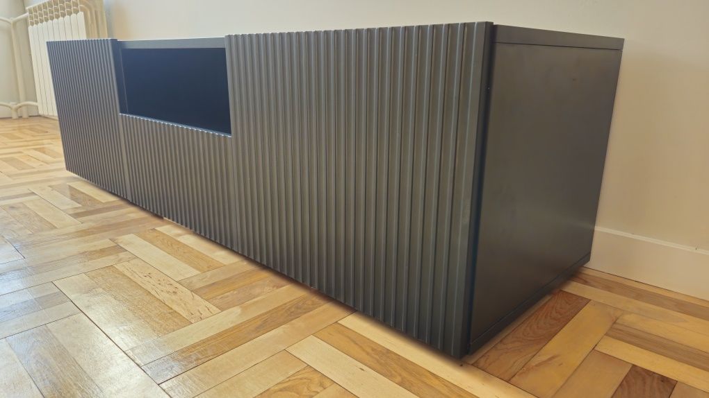 Szafka RTV ryflowane  fronty wisząca z szufladą i wnęką - czarna 150cm