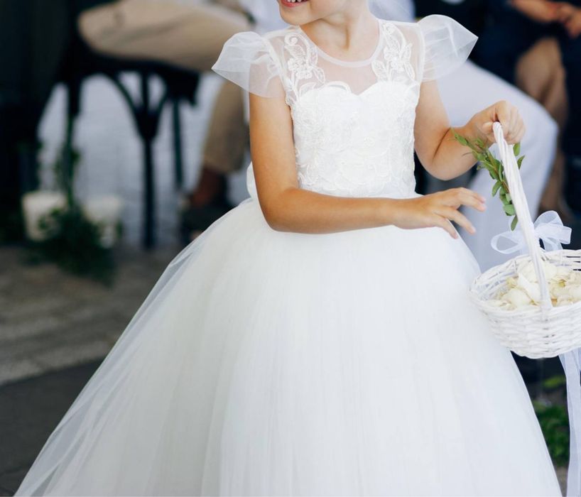 Біла сукня для дівчинки зі шлейфом 122 зріст