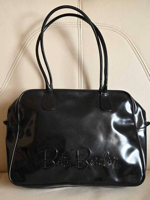 Czarna lakierowana torebka na ramię