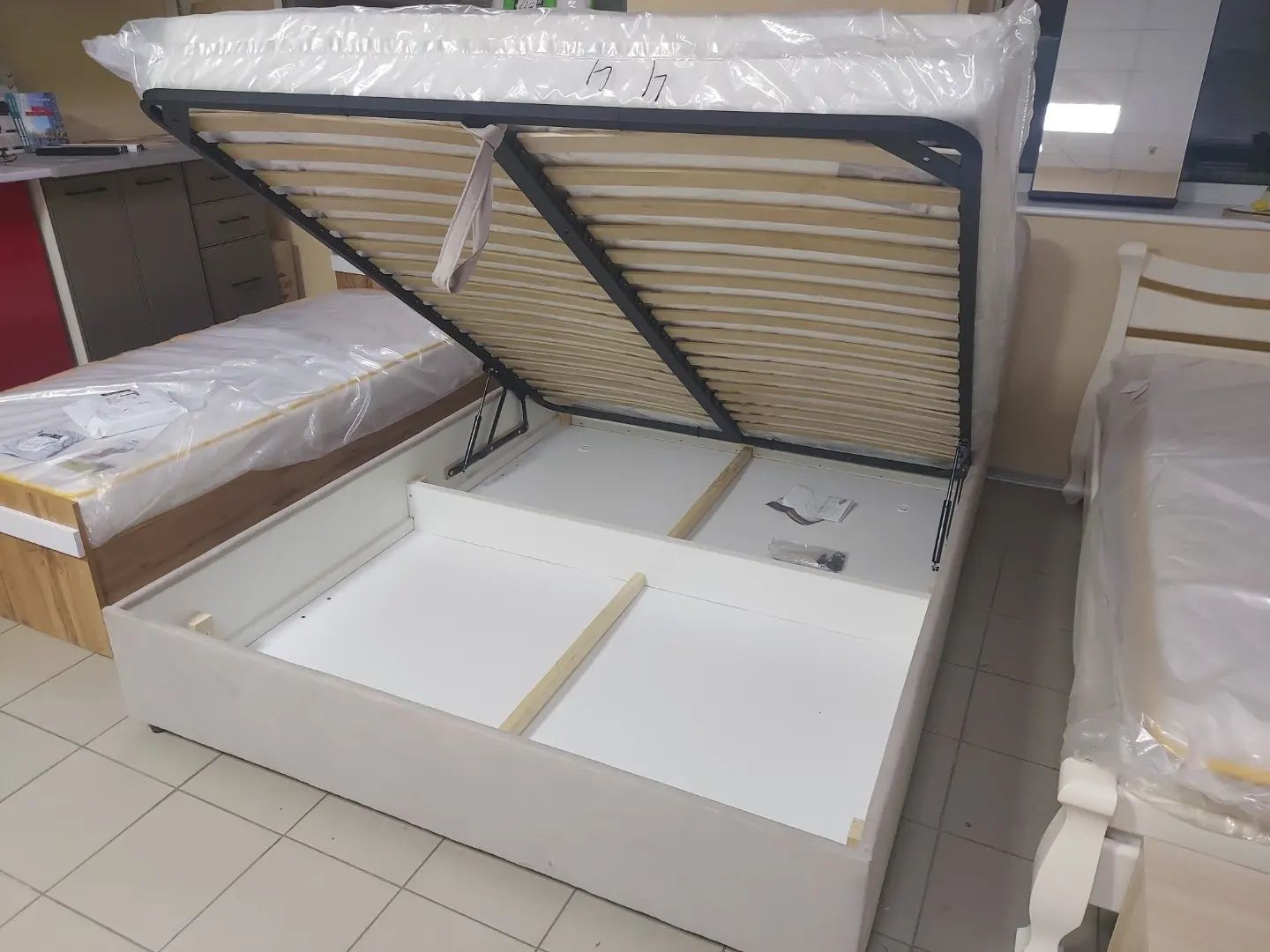 Ліжко двоспальне в наявності кровать