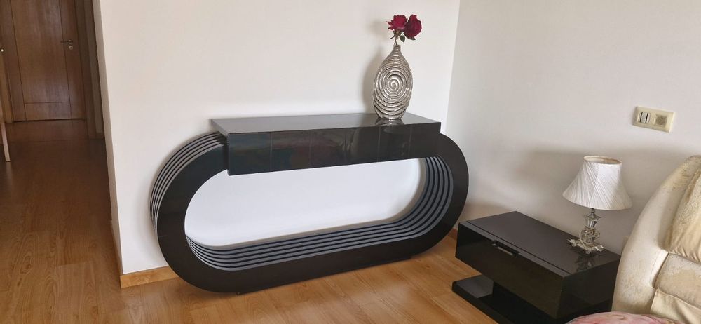 Consola lacada com brilho