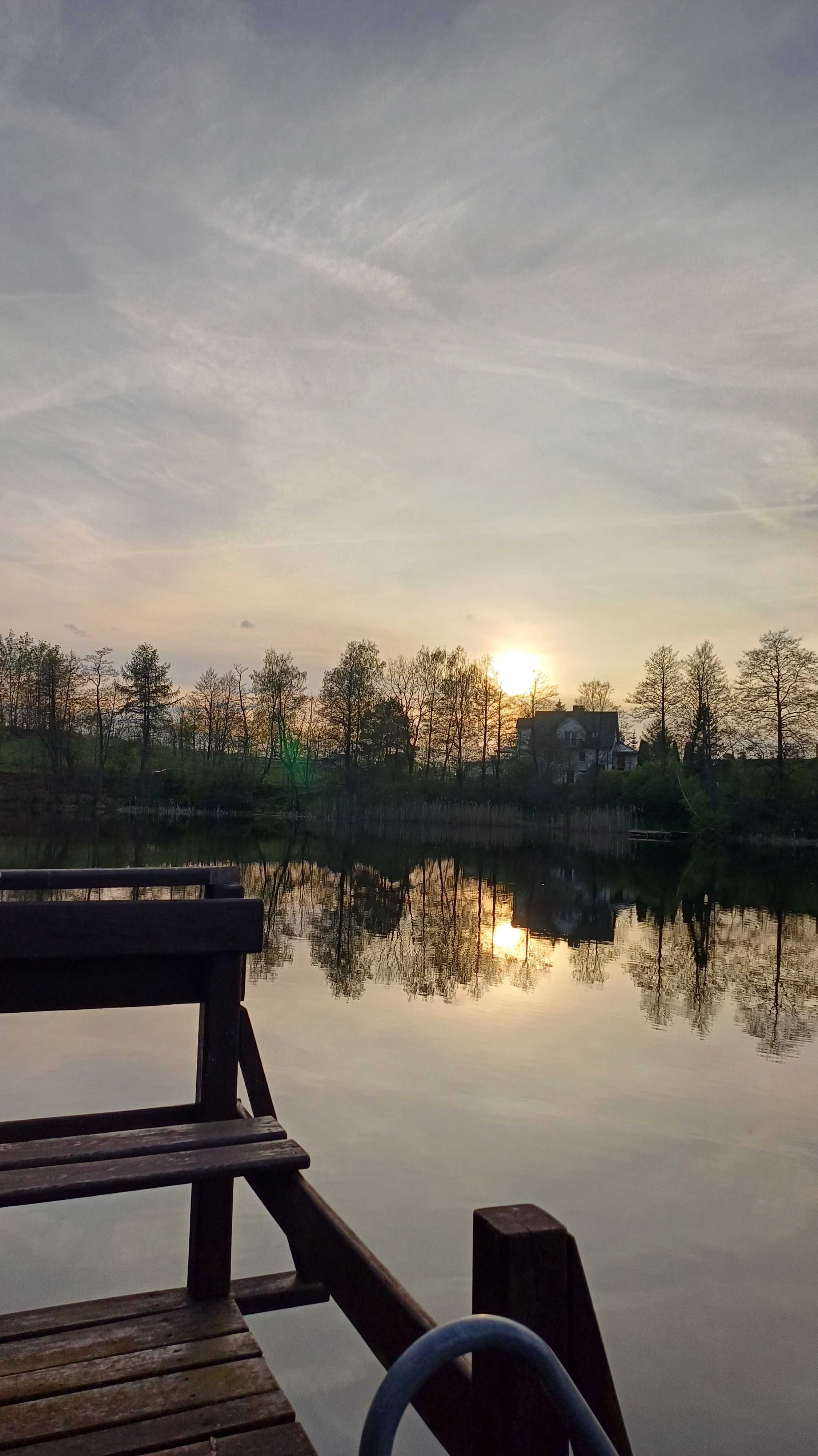 Domek na Kaszubach z balią/jacuzzi nad jeziorem.