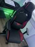 Zestaw do gier, laptop, stół, krzesło
