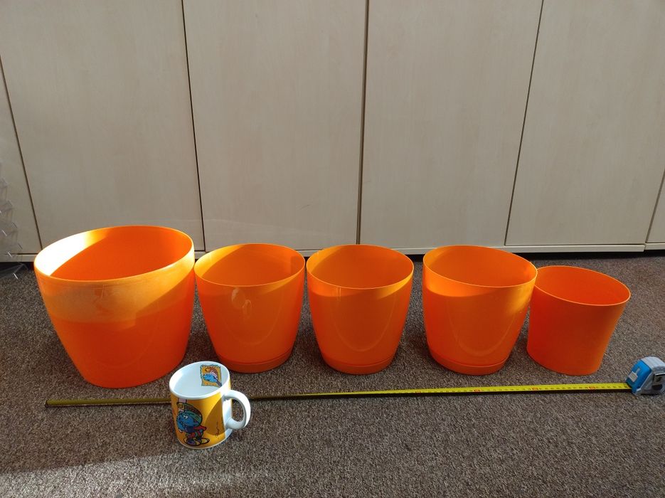 Zestaw pomarańczowych doniczek i osłonek