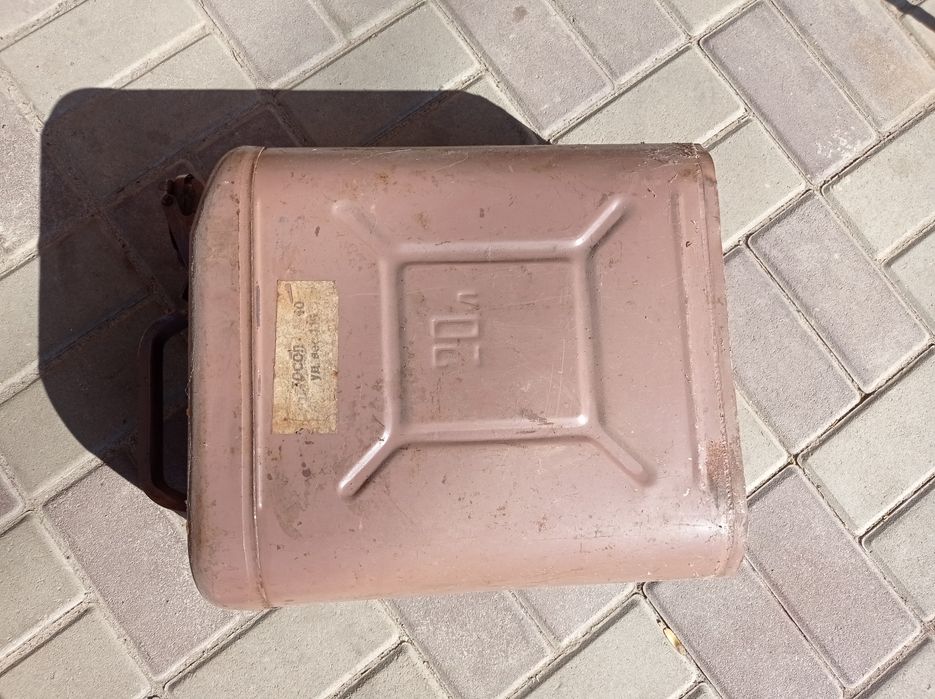 Каністри 5, 20 літрів сталь пластик.