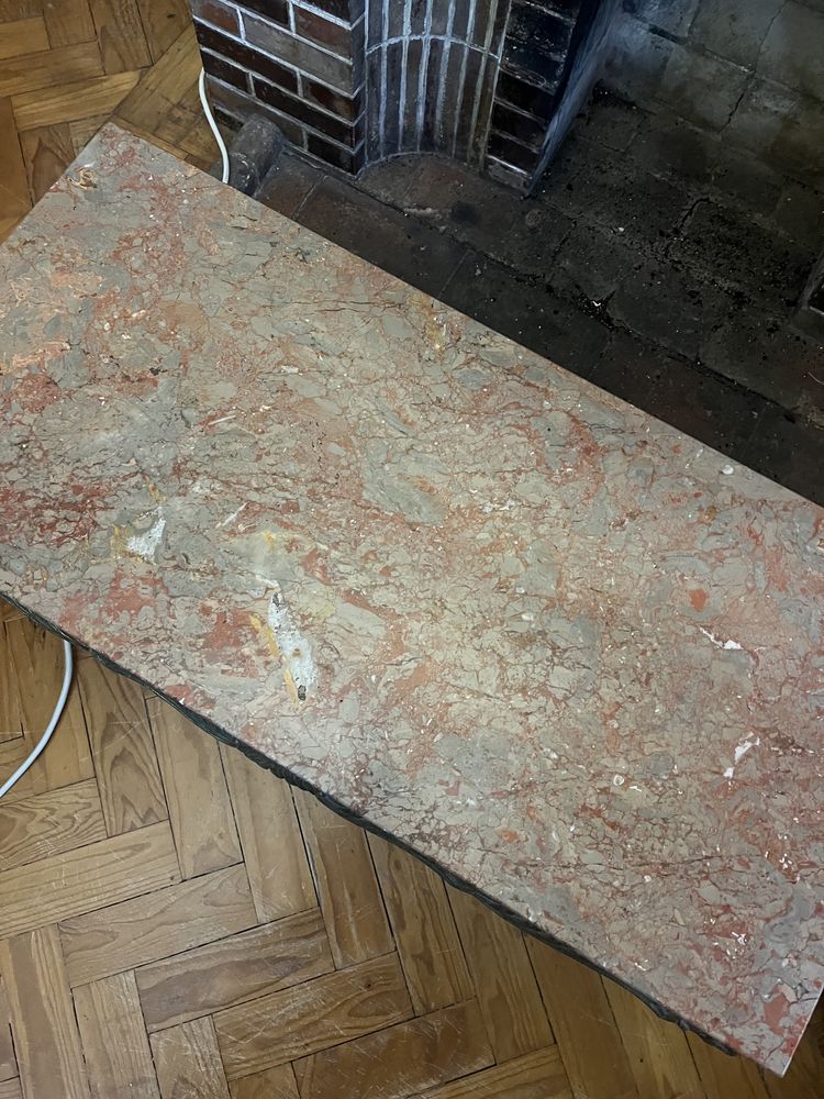 Mesa de centro de sala estar em mármore antiga e pes em ferro