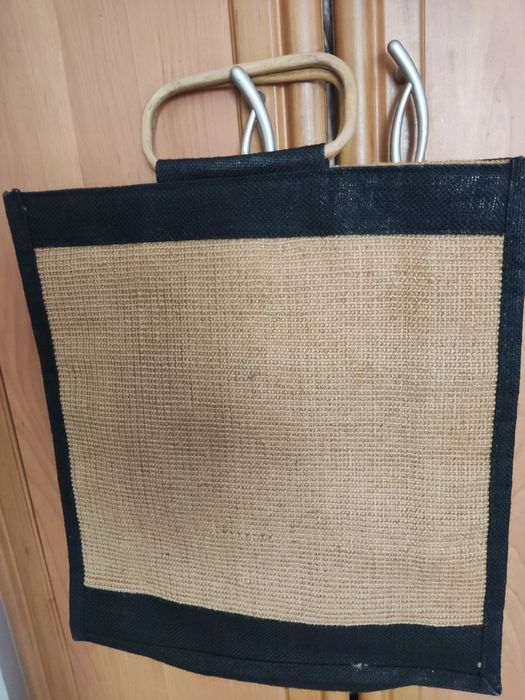 Kurowa torba z drewnianymi rączkami