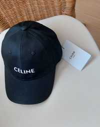 Boné Celine preto bordado em branco.