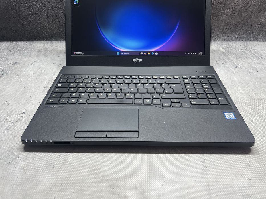 Fujitsu / i5 8250u 3.4GHz / 8 GB DDR4 / 256 SSD / 15.6 FHD / W11 Pro