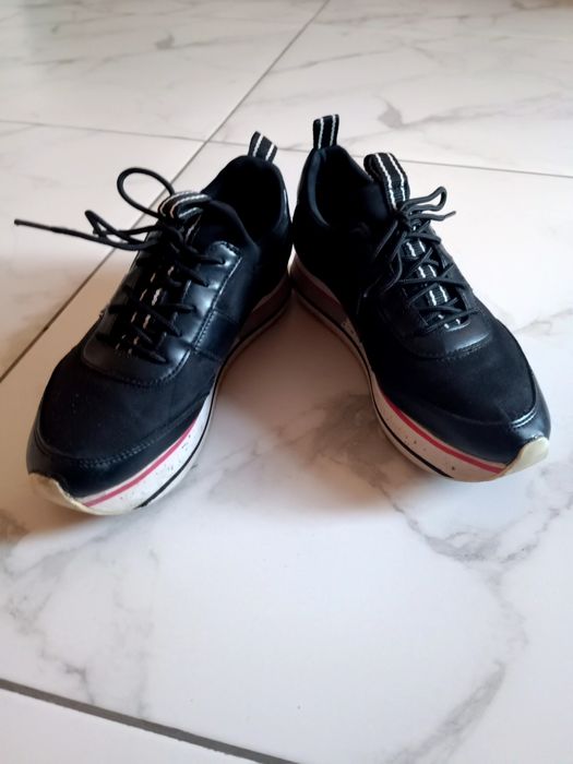 Спортивні кросівки