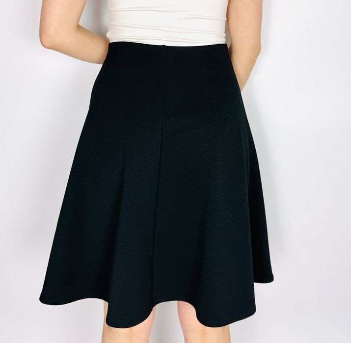 Czarna rozkloszowana spódnica midi L 40 Redherring