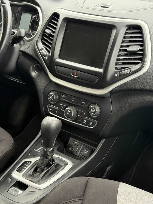 Продам Jeep Cherokee 4Х4 рік можлива розстрочка,кредит,обмін!