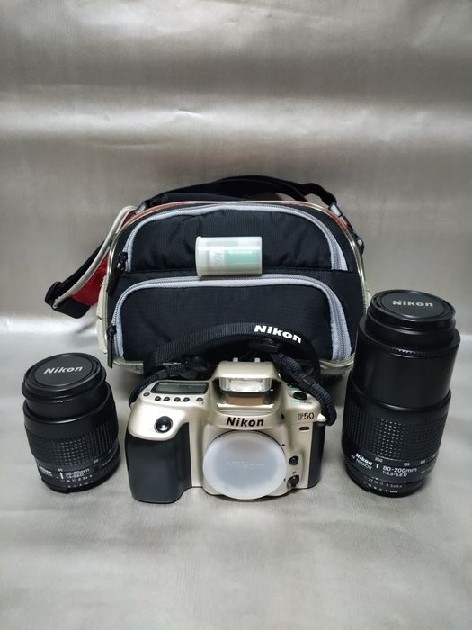 Máquina fotográfica Nikon F50 com objetivas