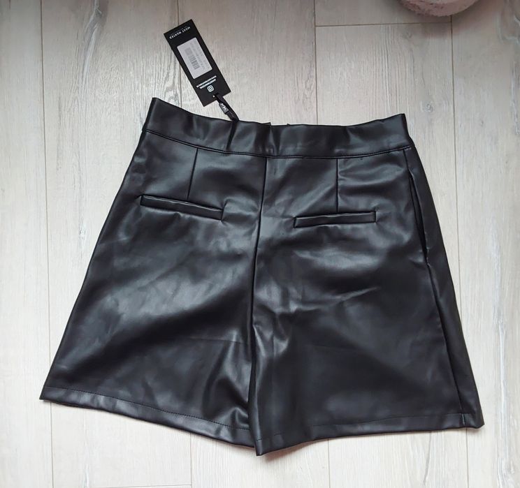 НОВІ чорні  шорти з еко шкіри.