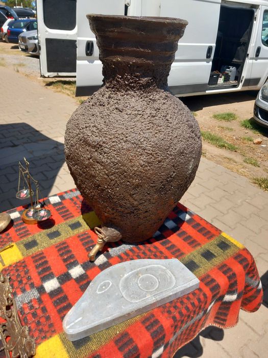 Vaso ou uma ânfora de azeite, antigo, torneira de latão