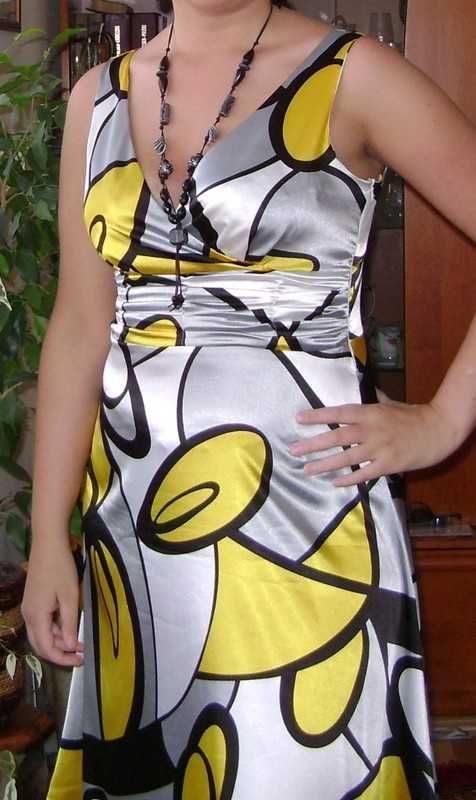 Szaro-żółta sukienka w geometryczne wzory