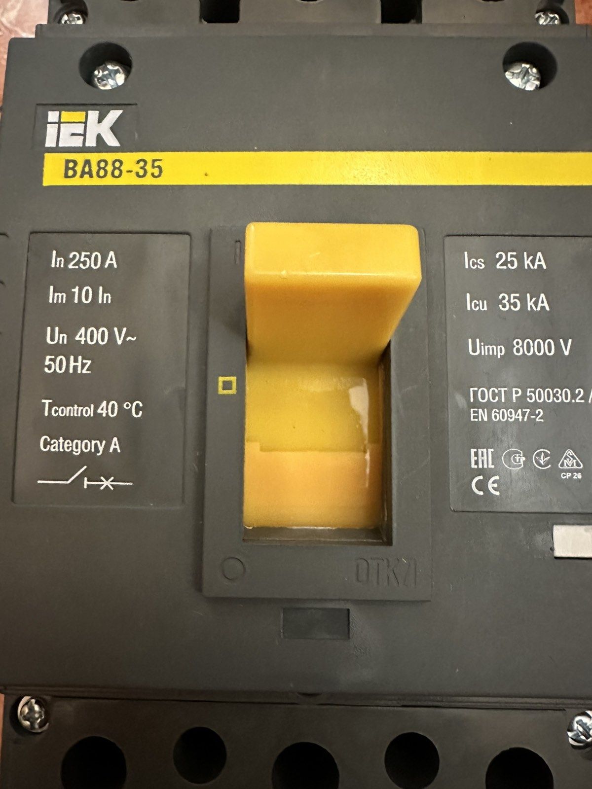 Продается автоматический выключатель IEK ВА88-35 250А