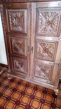 Roupeiro de madeira de duas portas