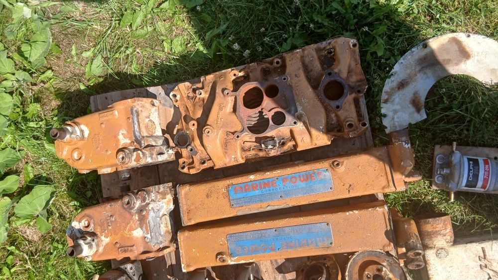 Silnik do łodzi V8 Marine Power Model 305K po rozmrożeniu