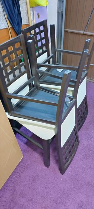 Cztery krzesła do jadalni lub salonu, ciemny brąz