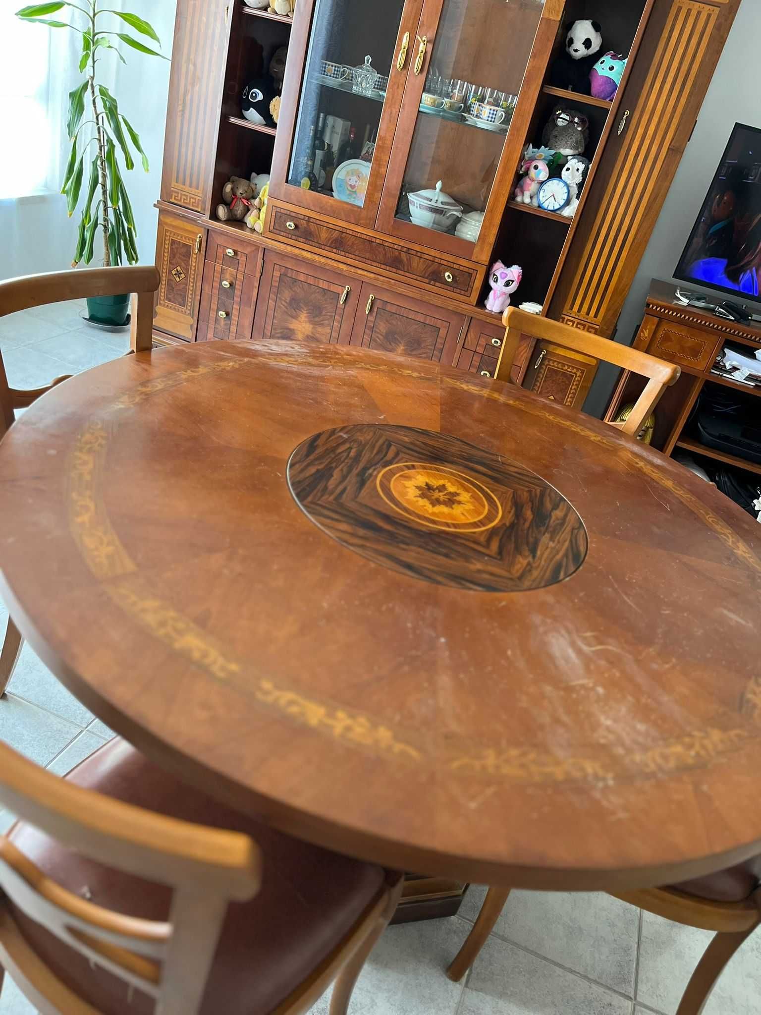 Mesa sala de jantar redonda com cadeiras