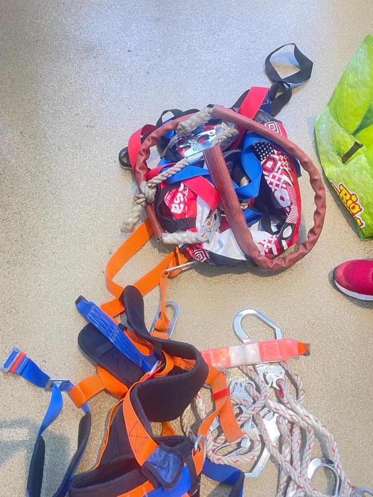 Varios equipamentos de rapel