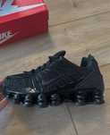 Czarne buty sportowe