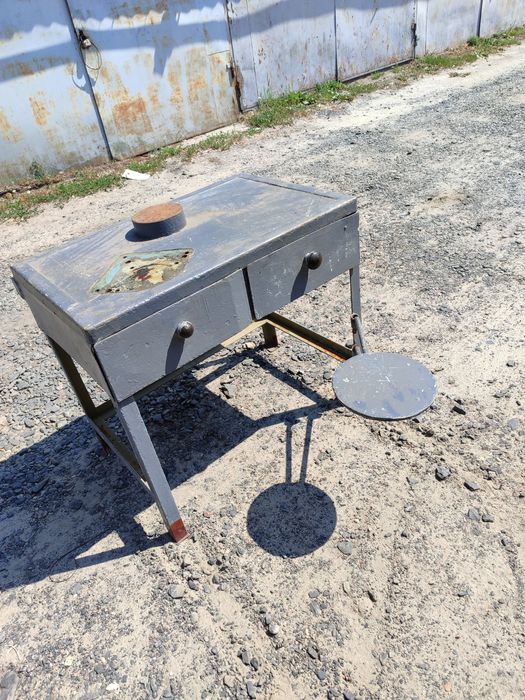 Продам верстак для гаража с  выдвижными ящиками.