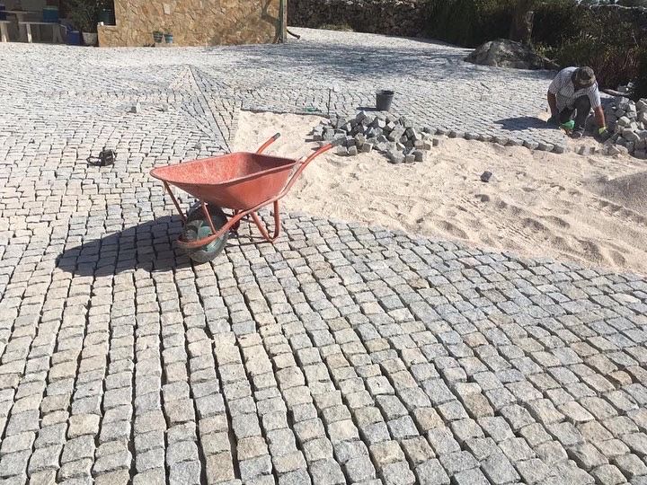 Fornecimento e aplicação de calçada á portuguesa