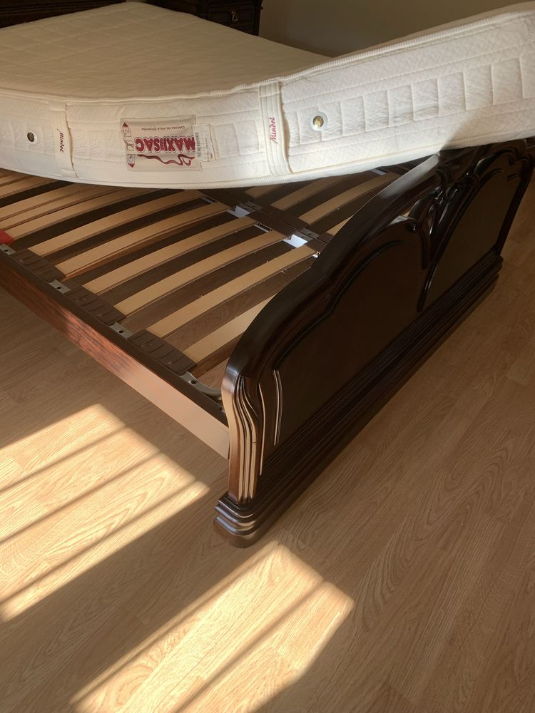 Cama de casal em mogno