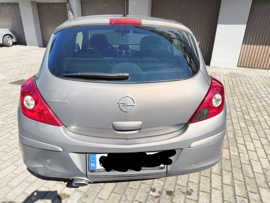 Opel Corsa 1,4 benzyna 2011 z fabrycznym bagażnikiem na rowery