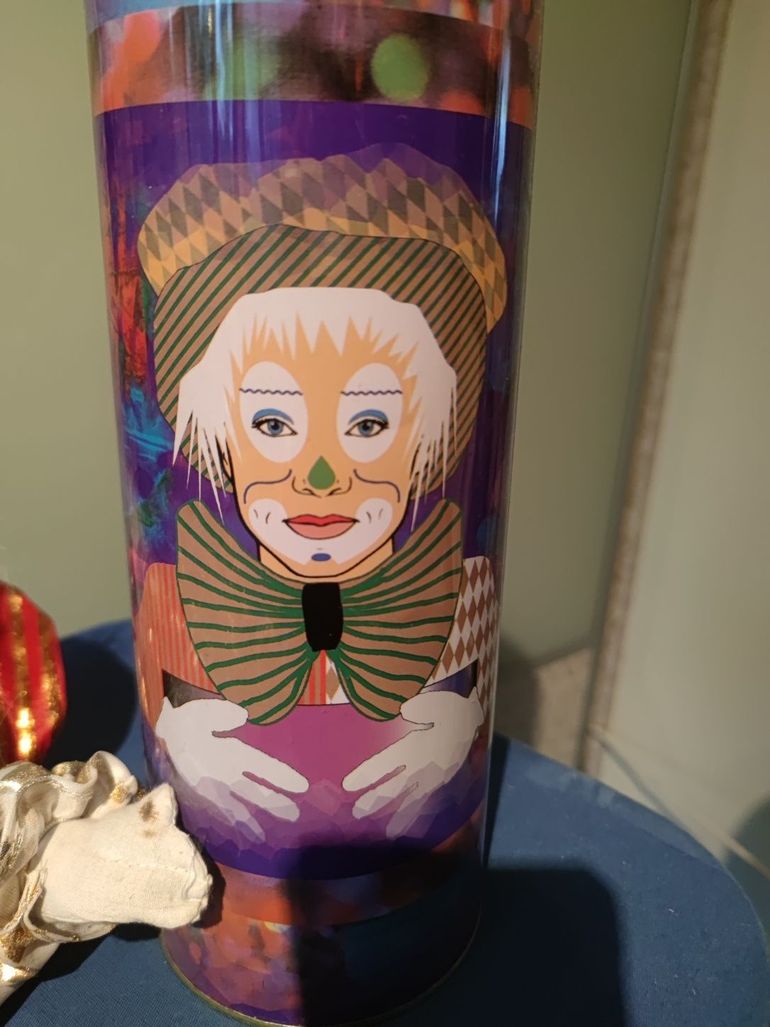Klaun z porcelanową twarzą