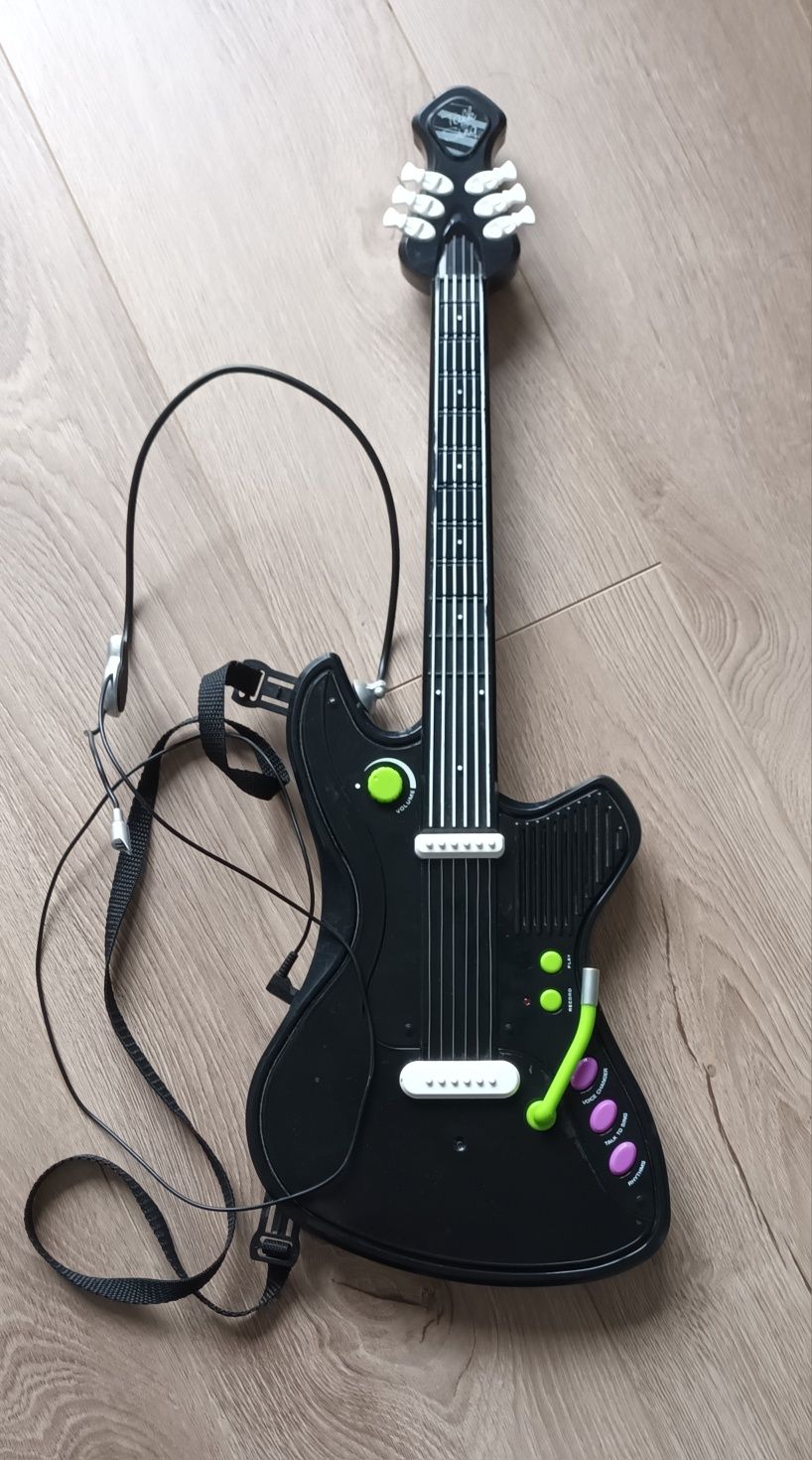 Gitara ze słuchawkami i mikrofonem na baterie