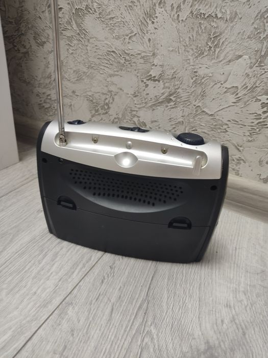 Продам радіоприймач Philips AE2160