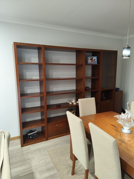 Mesa com 4 cadeiras e móvel de sala